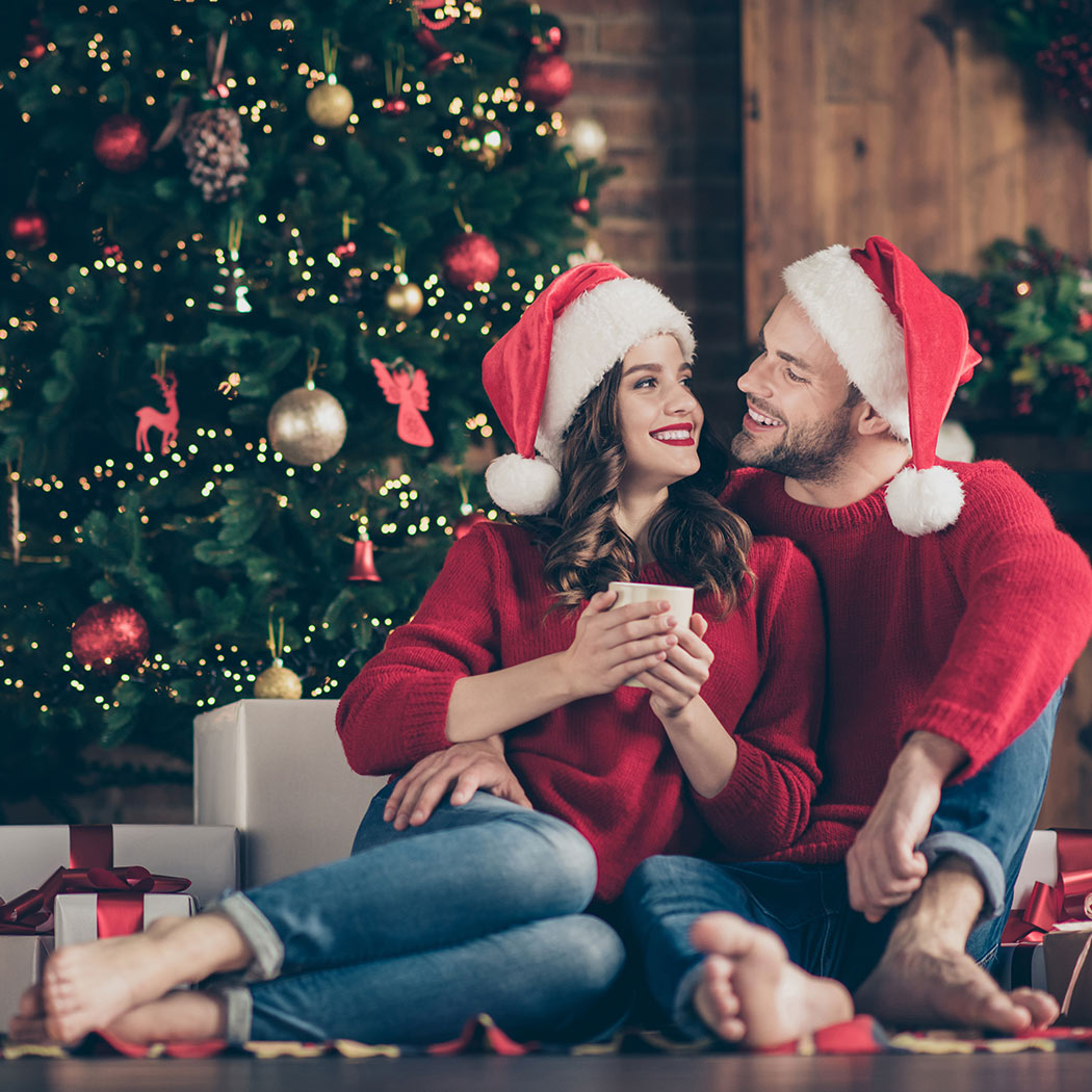 Prezenty do 200 zł na święta 2022 – co kupić pod choinkę dla niej, a co dla niego?